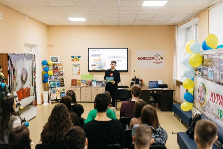 Організація з Донеччини опитала молодь, чи готова та повертатись і відновлювати регіон: як це працює та що розповідають учасники