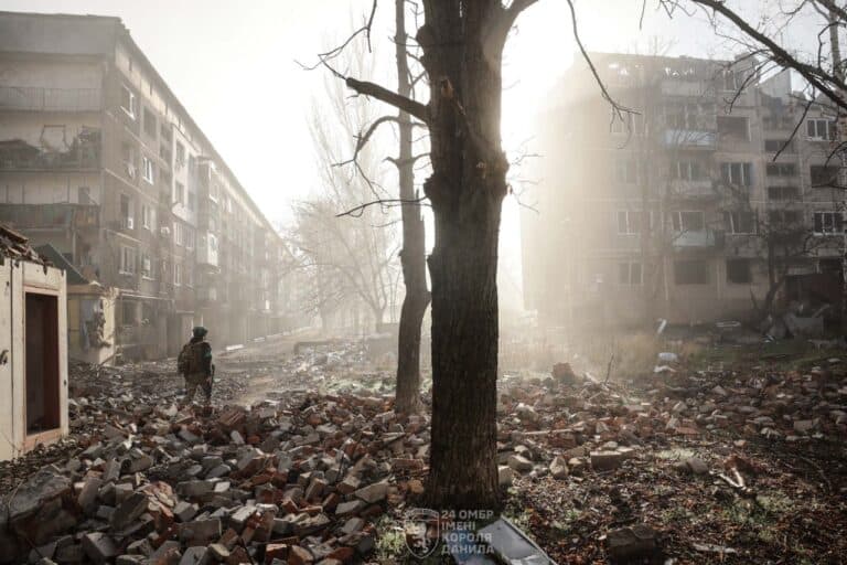 Гуманитарный кризис в Константиновке: жители готовят еду на улицах и хоронят погибших во дворах