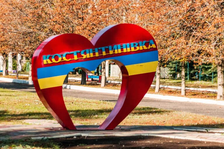 Вместо личных приемов – горячая линия: как пообщаться с руководством Константиновской военной администрации