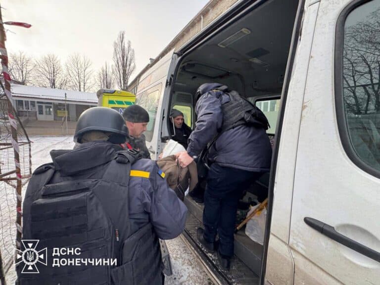 Полицейские спасли обессиленную 73-летнюю женщину из прифронтового Доброполья