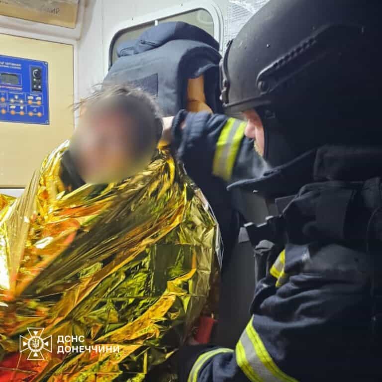 В Дружковке чрезвычайники спасли женщину во время пожара в многоэтажном доме