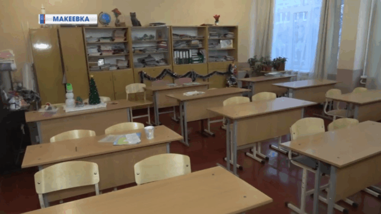 Дети в куртках, занятия при +8 и снег в туалетах: как проходят уроки на оккупированной части Донецкой области и что делают там местные «чиновники»