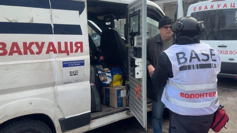 Російські війська обстріляли евакуаційну автівку з цивільними на виїзді з Дружківки