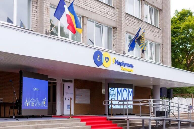 Бронежилети, бодикамери й цілодобові пости: у 5 гуртожитків для маріупольців шукають охорону. Скільки за це готові заплатити