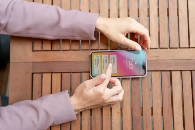 Как опустить экран на iPhone X?