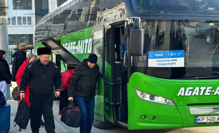 З Донеччини безкоштовно, а назад за гроші: керівник “Проліски” пояснив, як працюють соціальні автобуси в регіоні