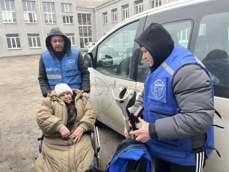 Потік людей невеликий, але багатьох вивозимо повторно: волонтер Євген Ткачов — про евакуацію з Дружківки та сусідніх громад