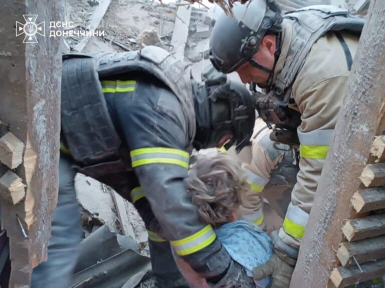 Утром 9 февраля россияне били по Дружковке: спасатели спасли из-под завалов раненую женщину