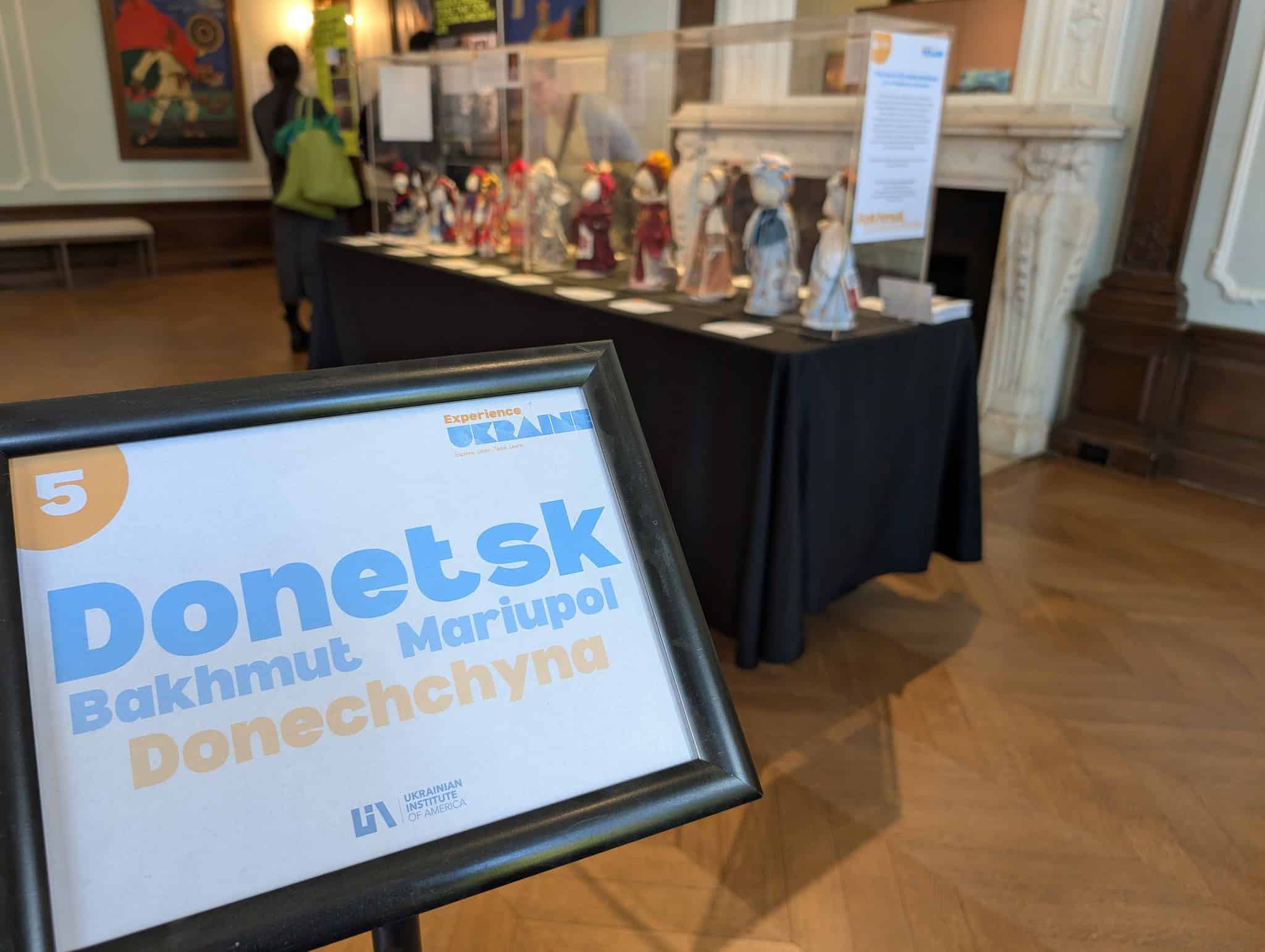 У Нью-Йорку показували ляльки-мотанки бахмутських майстринь