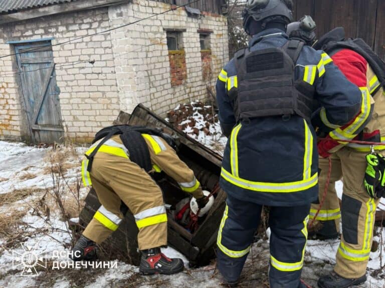 У Краматорському районі врятували жінку, яка впала в 10-метровий колодязь (деталі)