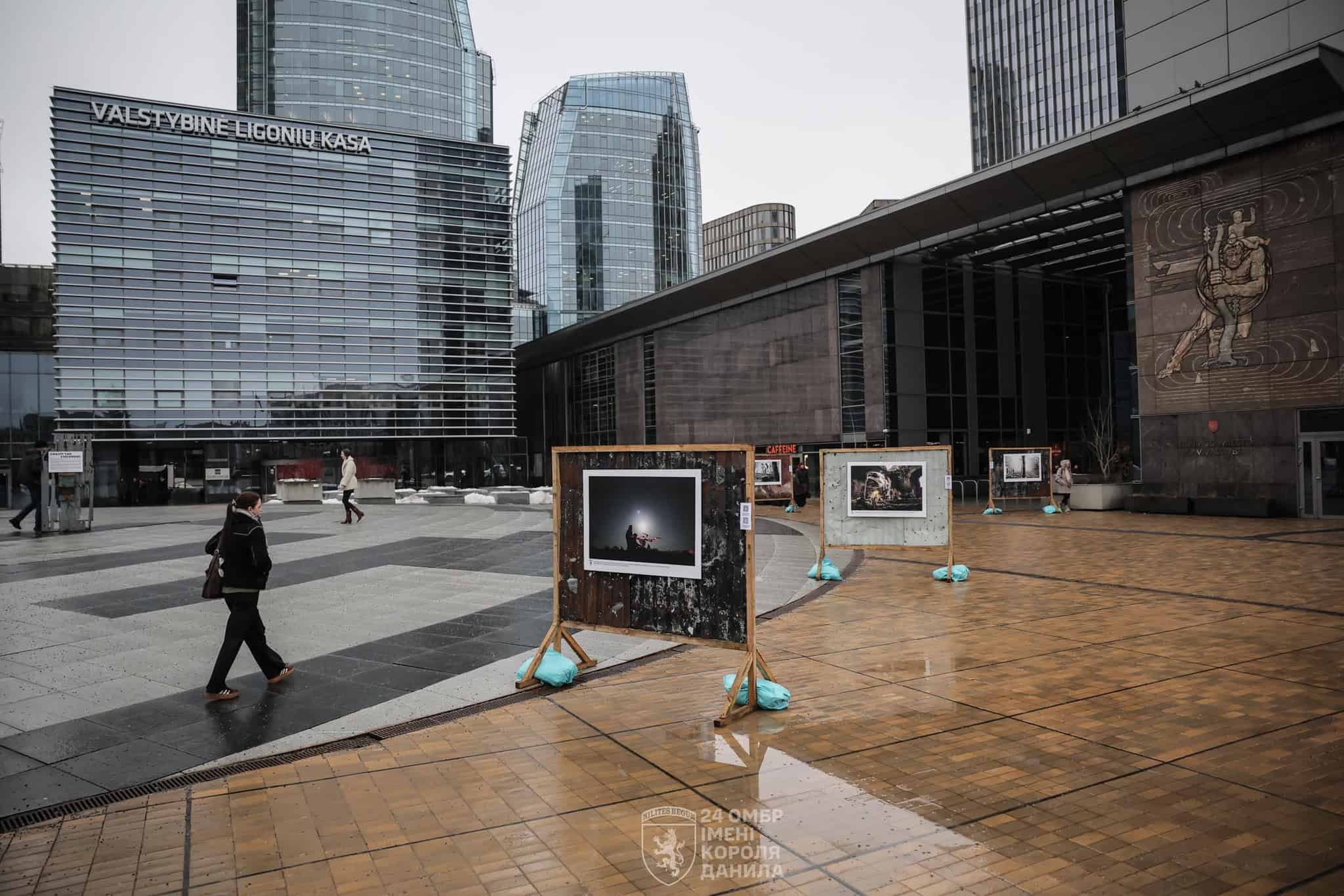 У Вільнюсі відкрили фотовиставку-інсталяцію "Вогнетривкі", присвячену обороні Часового Яру