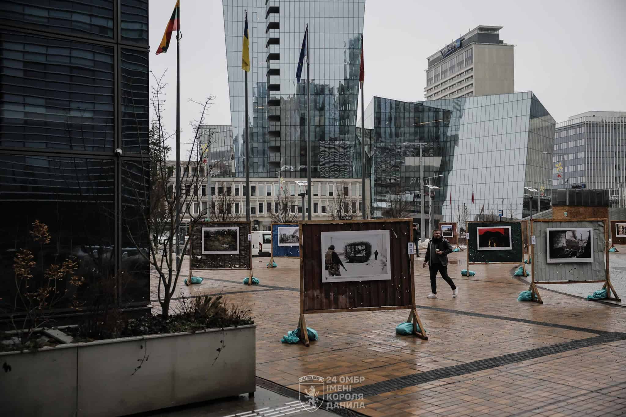 У Вільнюсі відкрили фотовиставку-інсталяцію "Вогнетривкі", присвячену обороні Часового Яру