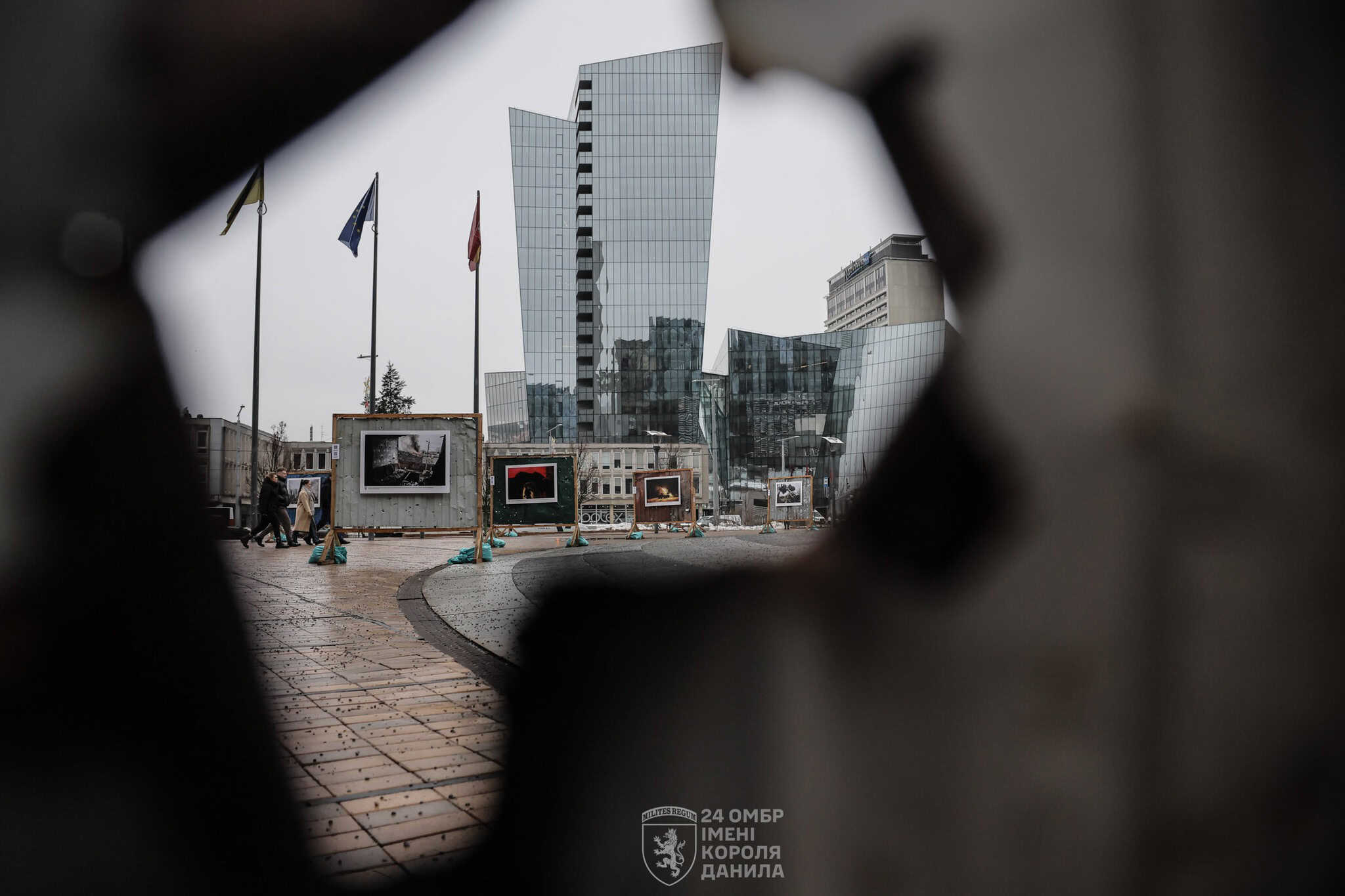 У Вільнюсі відкрили фотовиставку-інсталяцію "Вогнетривкі", присвячену обороні Часового Яру