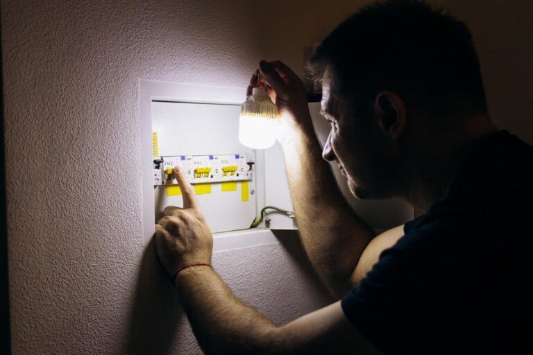 Як безпечно освітлювати дім під час відключень