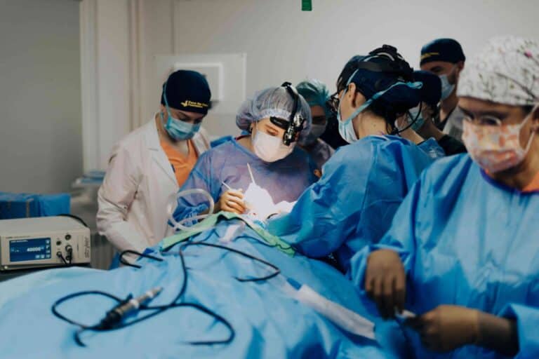 Американские хирурги бесплатно реконструируют лица пострадавших от войны: как стать участником программы