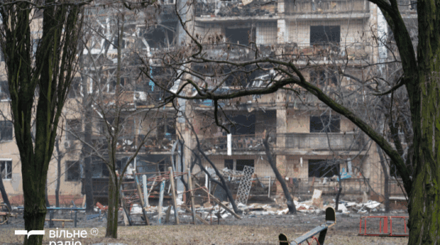 Одна загибла, троє поранених, пожежа в багатоповерхівці та зруйновані автівки: Краматорськ після обстрілу 8 лютого 2026 року (фоторепортаж)