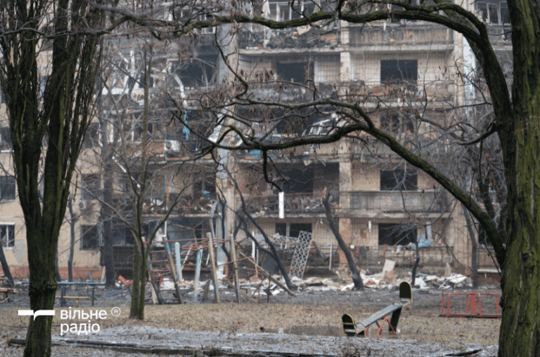 Одна погибшая, пожар в многоэтажке и разрушенные автомобили: Краматорск после обстрела 8 февраля 2026 года (фоторепортаж)