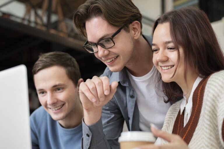 Молодежь из небольших громад приглашают подавать собственные проекты на гранты президента: условия участия и сумма поддержки