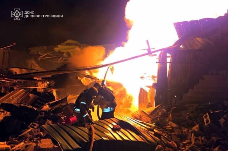 Російські військові атакували ТЕЦ та ТЕС України, сотні тисяч людей залишились без тепла, — міністр Шмигаль