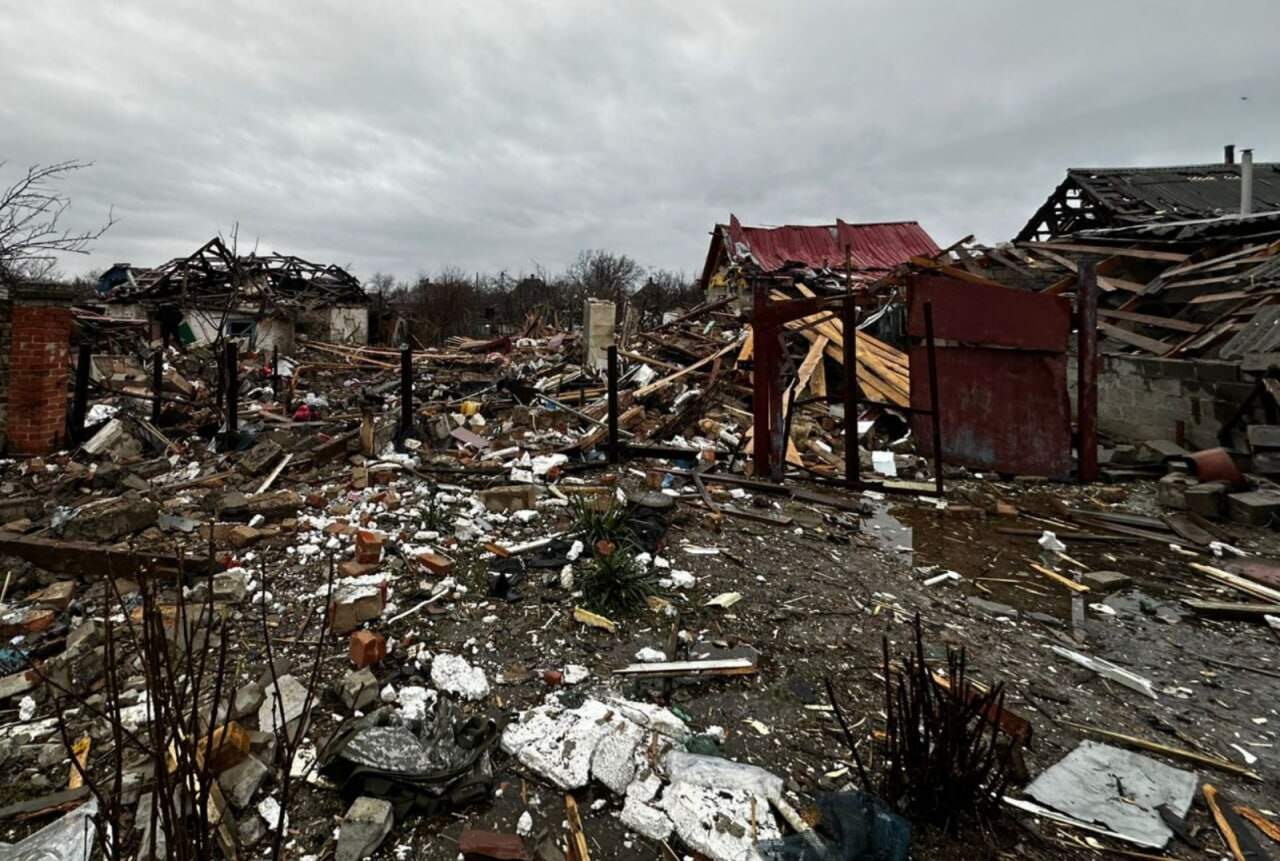 Спасатели и правоохранители на месте обстрела в Краматорске 12 февраля