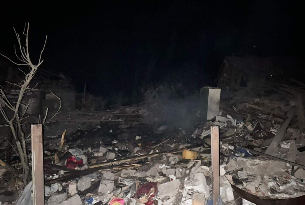 Разрушенный частный дом в Краматорске после вечернего обстрела 12 февраля
