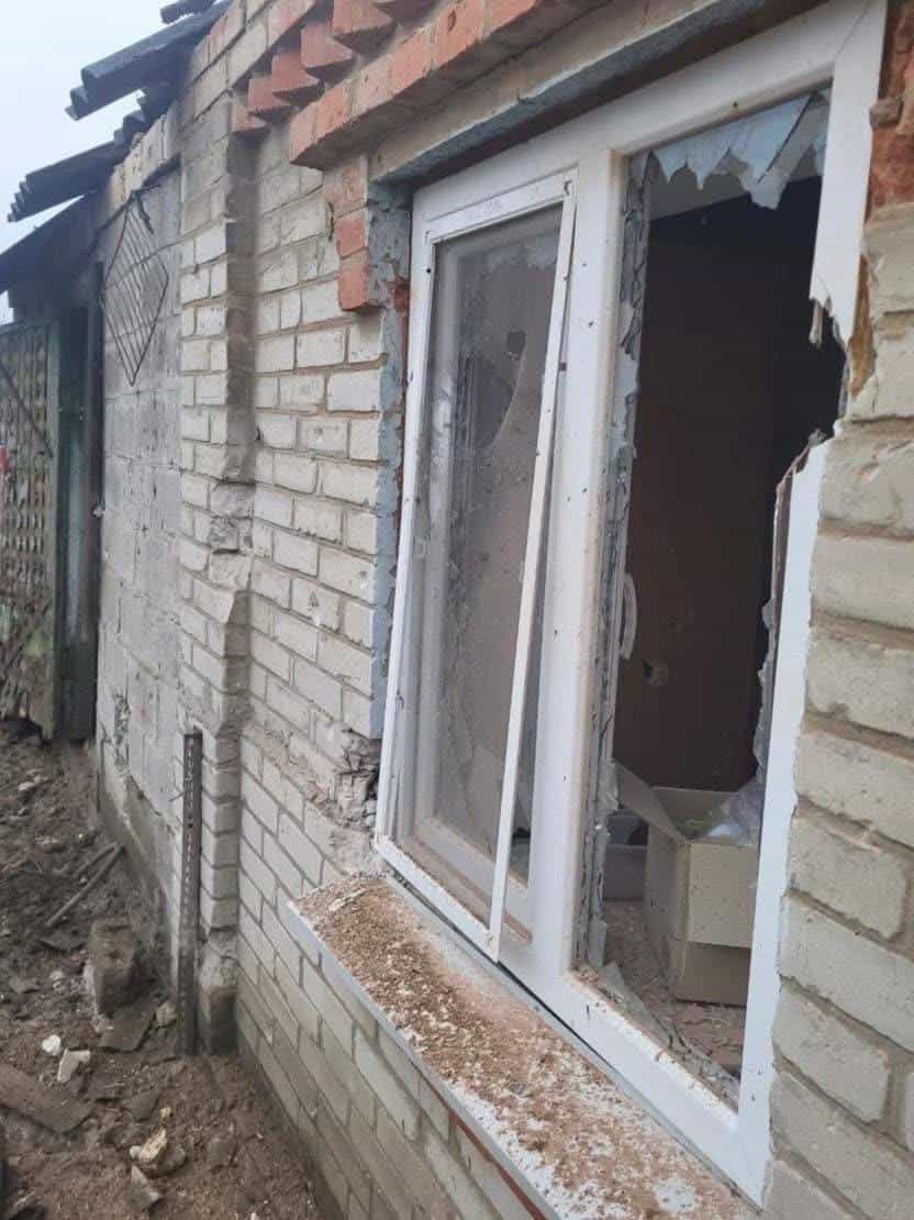 Краматорська громада після артилерійського удару, пошкоджені приватні будинки та подвір’я