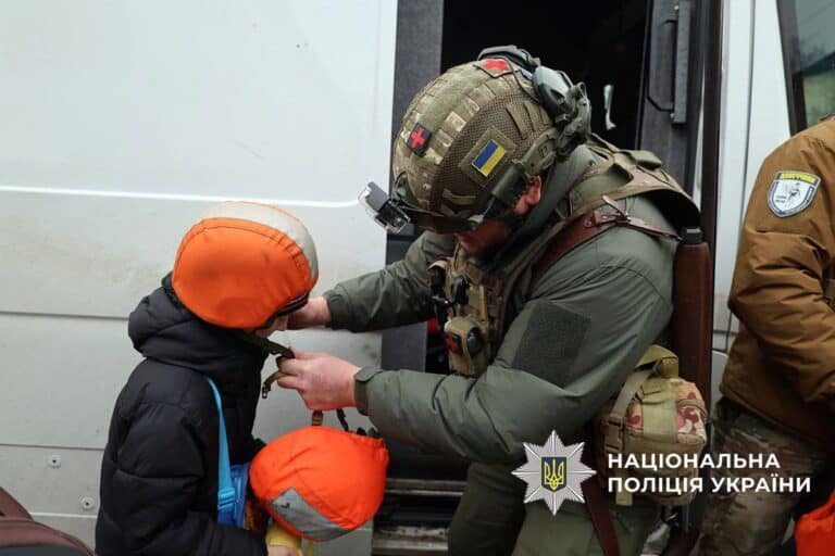 Более 400 детей остаются в зоне обязательной эвакуации на Донетчине: где больше всего