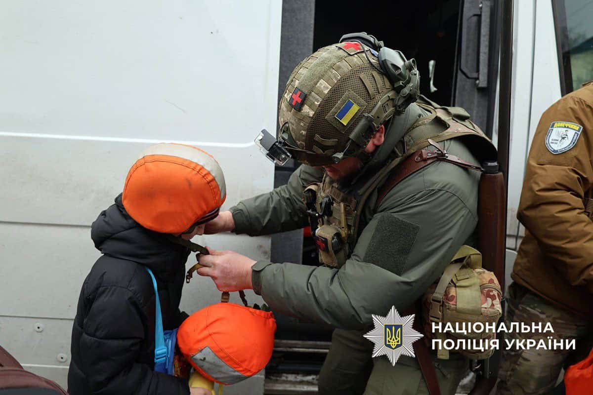 З Миколаїівки евакуювали ще дві родини з дітьми: дорогою їх атакували російські дрони