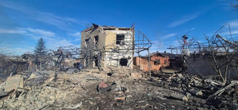 Росіяни нищать Словʼянськ авіабомбами: у місті залишаються 50 тисяч людей, зокрема діти