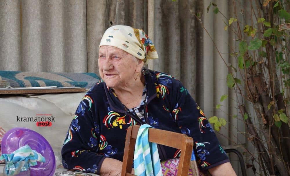 Мешканець Ясногірки біля власного будинку у прифронтовому селищі Краматорської громади