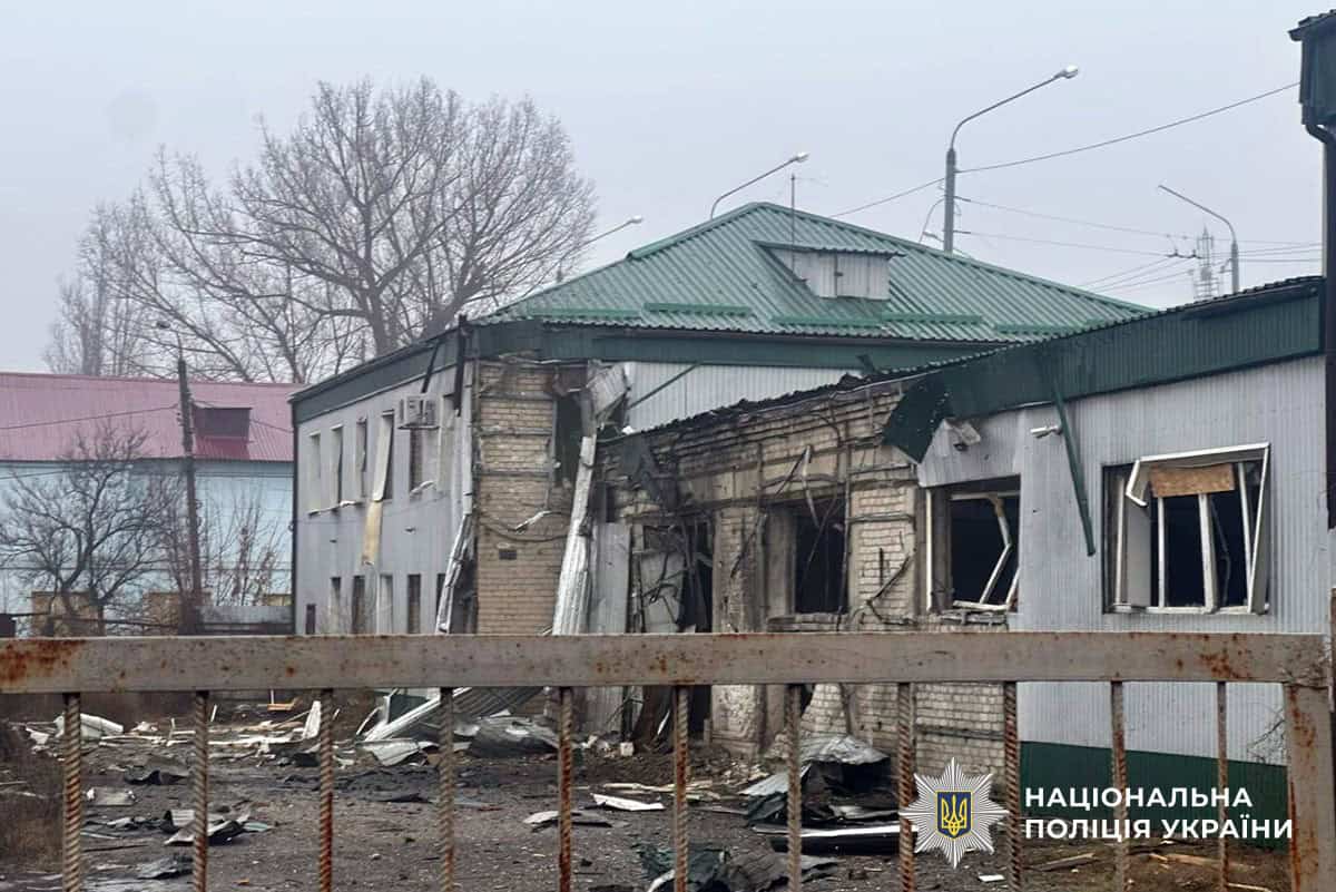 Наслідки російських обстрілів у Дружківці 25 лютого — пошкоджені приватні будинки після удару 250-кілограмовою авіабомбою