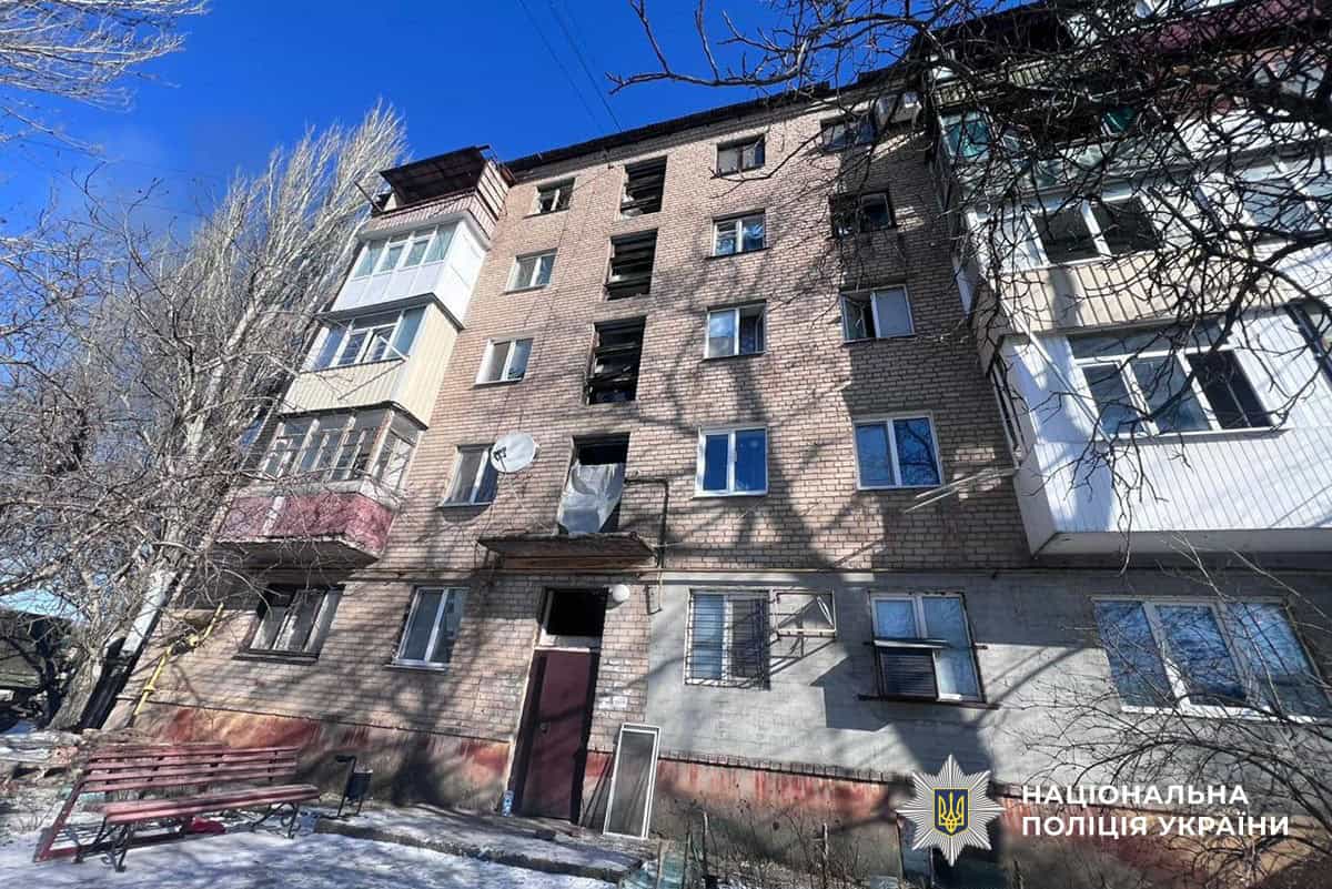 Алексеево-Дружковка после попадания FPV-дрона ранены люди и повреждено авто