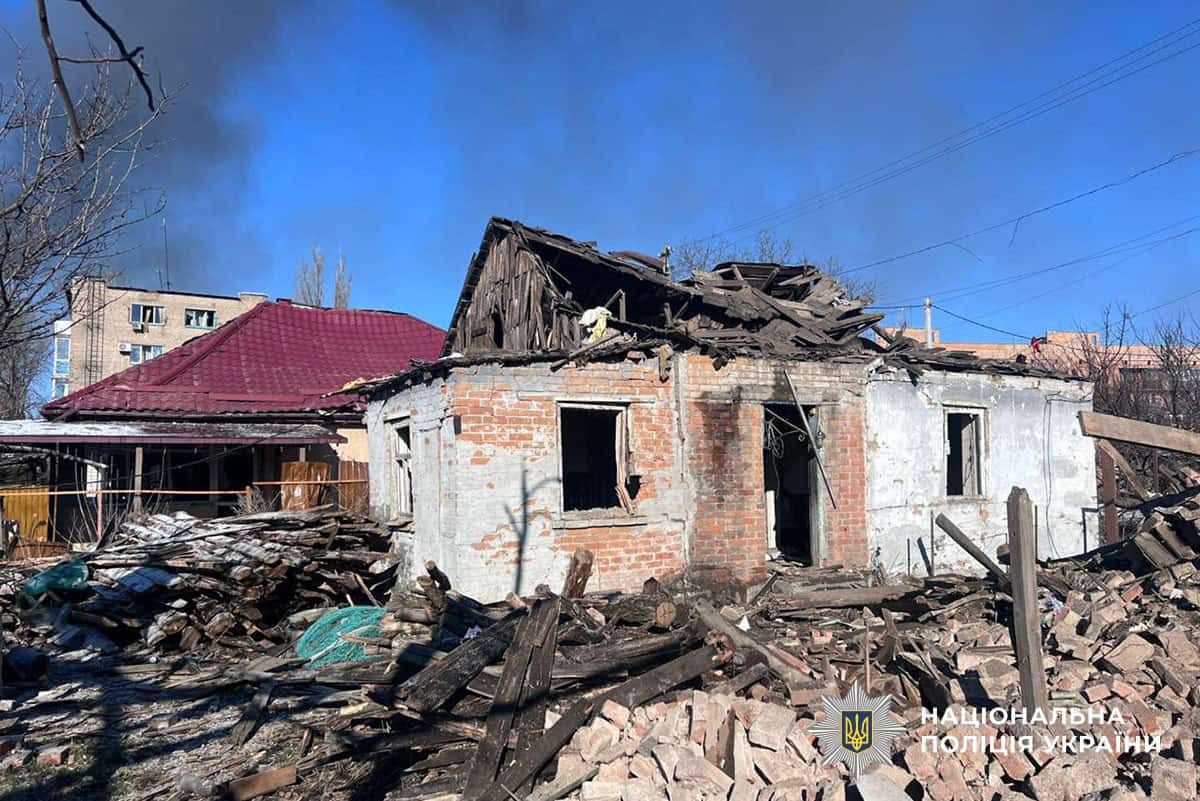 Поврежденные частные и многоквартирные дома в Славянске после российской атаки