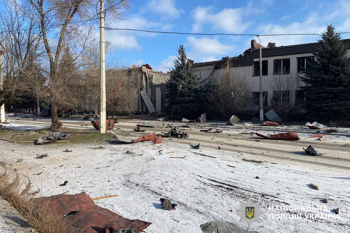 Поврежденные дома в Славянске после сброса авиабомб российской армией