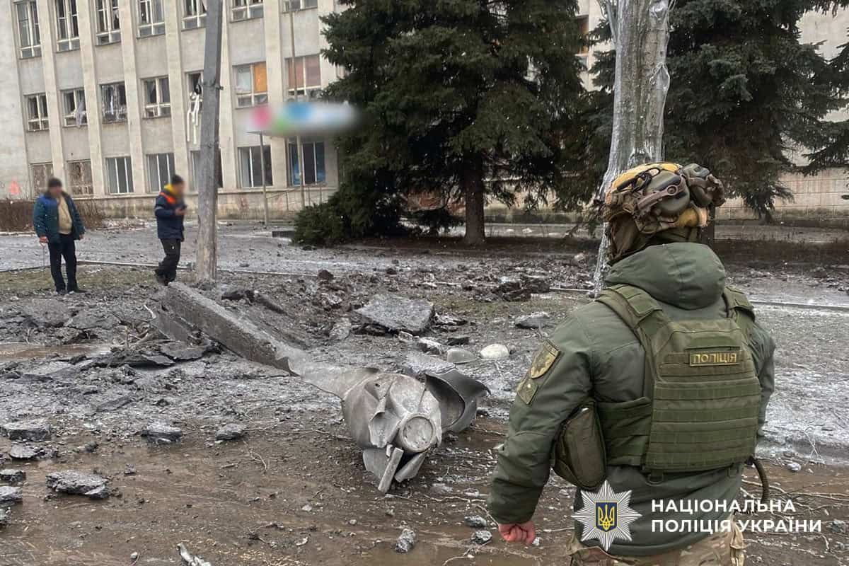 последствия российских обстрелов в Краматорске 8 февраля 2026 года, поврежденные многоквартирные дома и авто после авиаудара