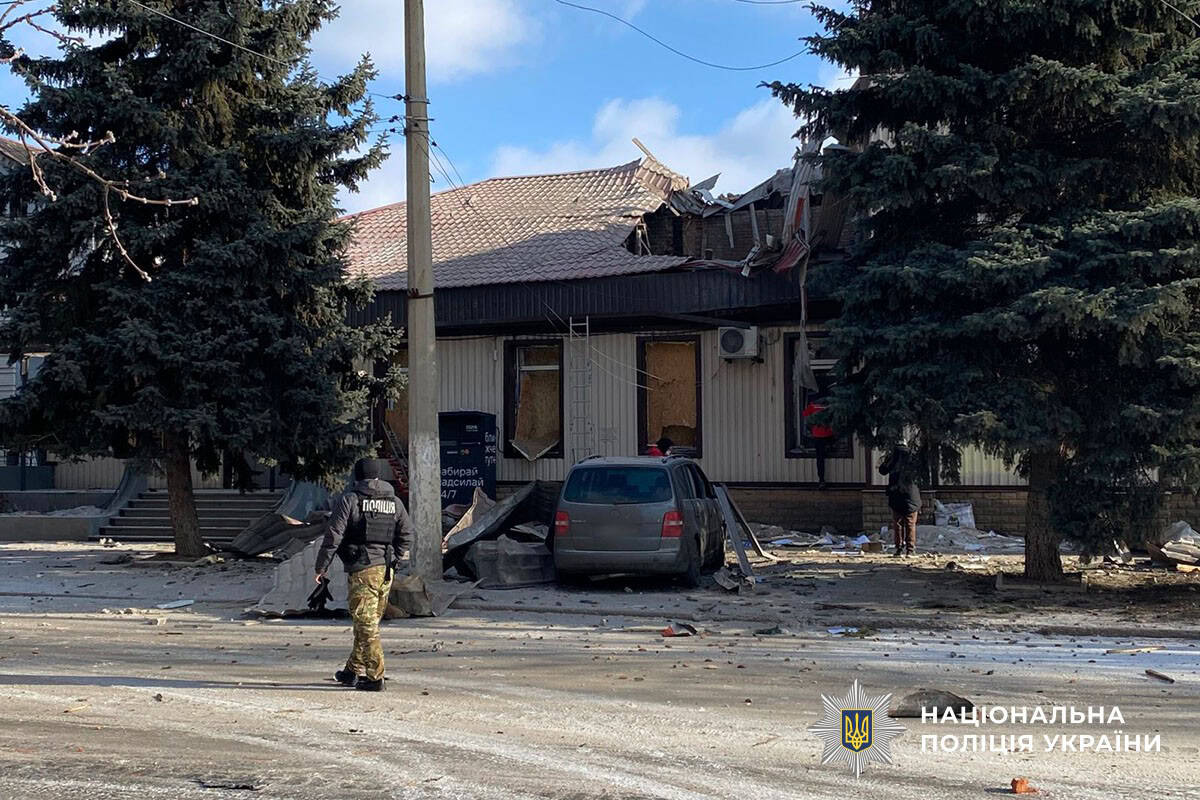 Поврежденная машина после обстрела Славянска российскими войсками