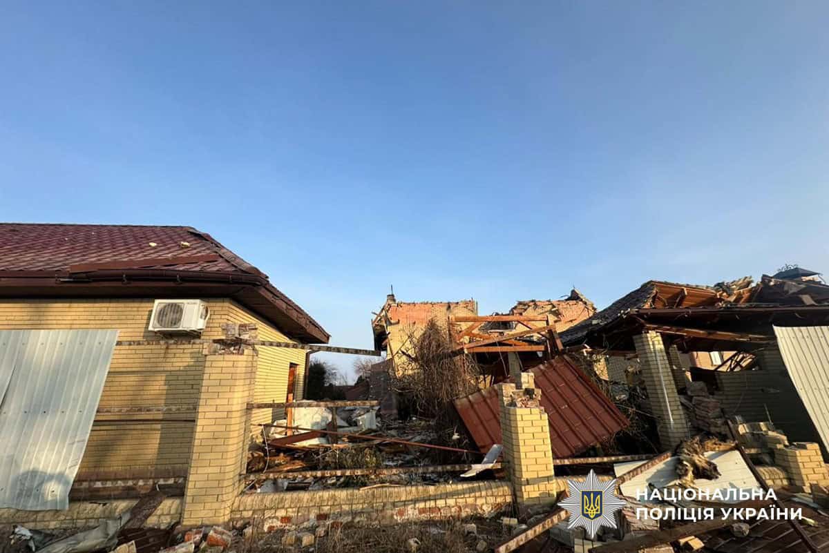 Наслідки обстрілу Краматорська дронами V2U — пошкоджений багатоквартирний будинок