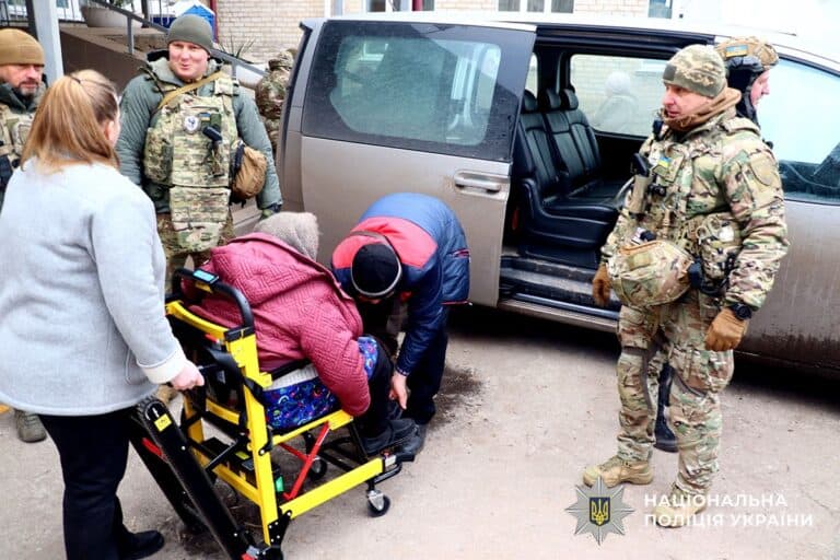 “Ті, хто не може виїхати самотужки”: з прифронтової Дружківки евакуювали ще трьох маломобільних людей