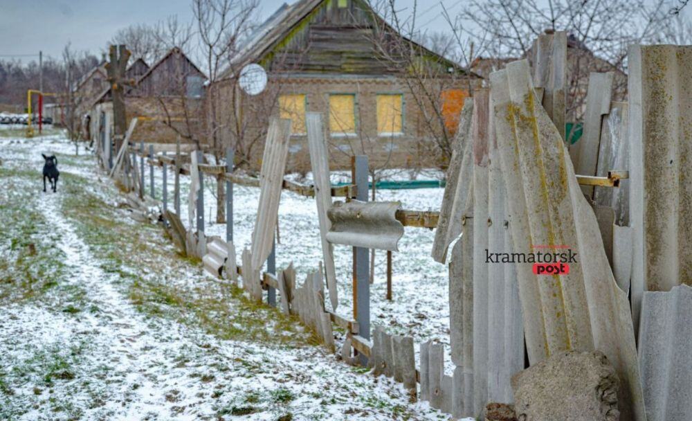 Зруйновані оселі в Ясногірці, що залишаються без відновлення після бойових дій