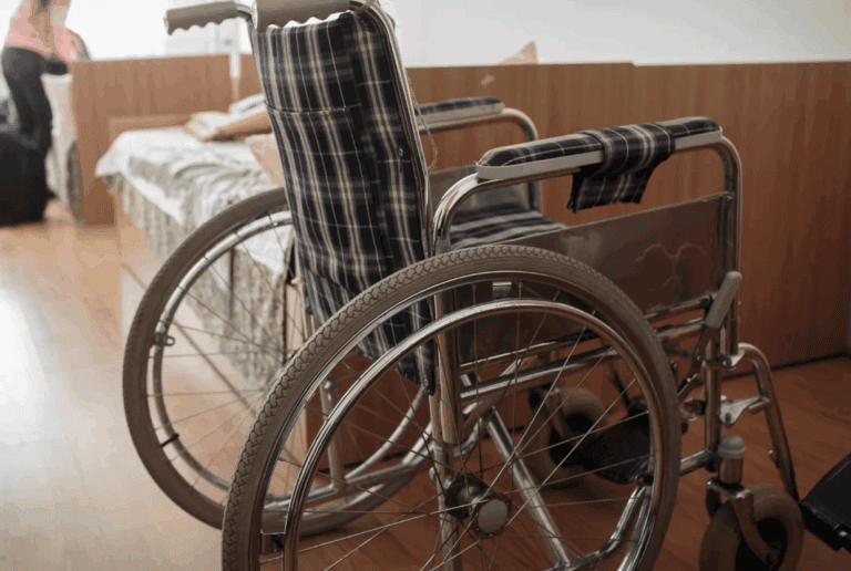 Тысячи маломобильных людей остаются в прифронтовых громадах. Как им помогают дома и почему эвакуация — это сложно