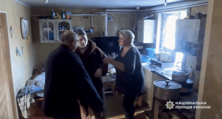 «Уговаривали больше часа»: из Алексеево-Дружковки эвакуировали семью с ребенком