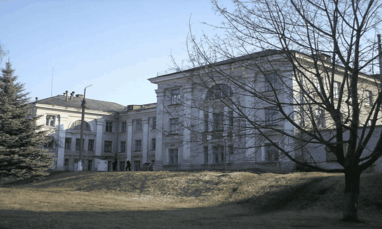 Краматорська лікарня шукає підрядника, який поміняє електрику в будівлі. Скільки за це готові заплатити