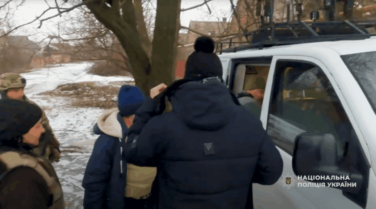 “Вулиці всіяні снарядами”: з Дружківської громади та околиць Костянтинівки евакуювали людей, зокрема 14-річну дитину