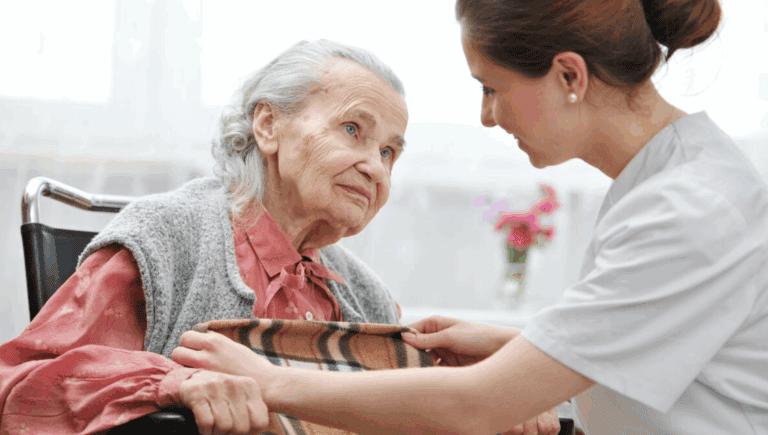 Майже 1000 людей на Донеччині отримують догляд вдома: де працює послуга та як її оформити