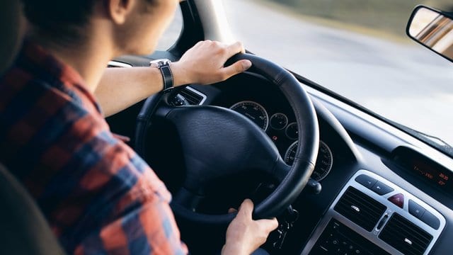 Отримати водійське посвідчення на Донеччині тимчасово можна лише в Олександрівці, водночас маршрутів для іспиту стало більше