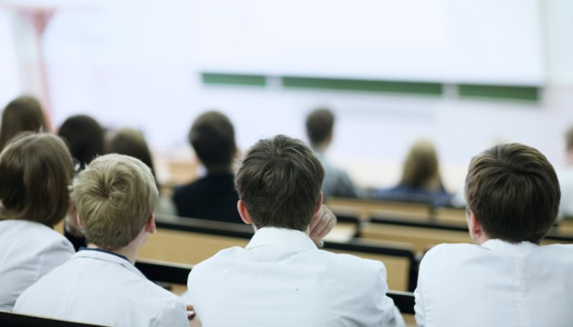 Від вересня мінімальна стипендія у вишах зросте вдвічі, її також платитимуть студентам приватних закладів