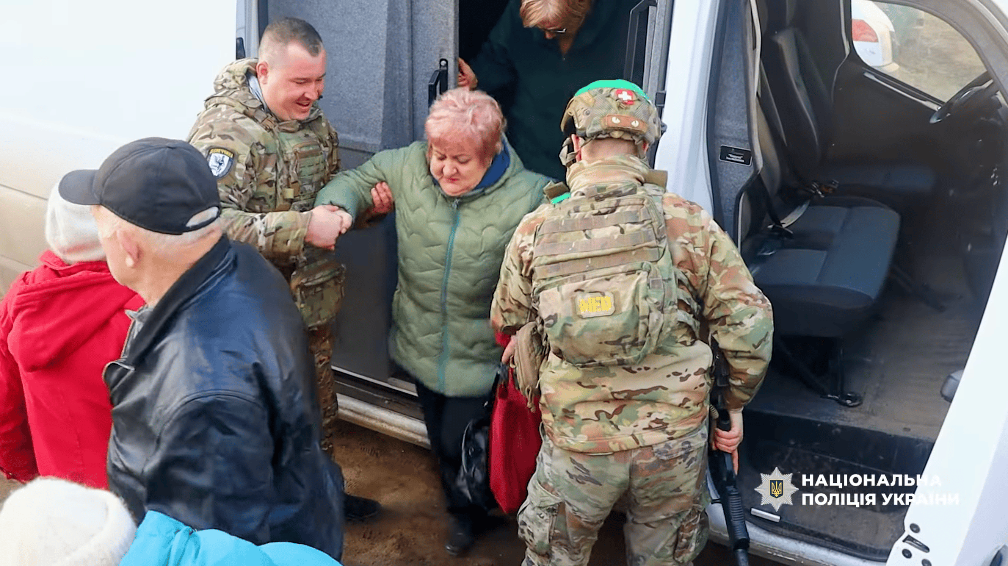 З Миколаївки евакуювали ще понад 20 людей, зокрема дитину