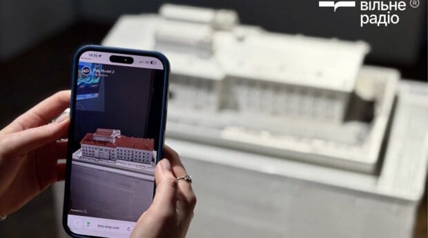 Будівлі, що вміщуються в долоні: як у львівській Пороховій вежі оживили частинки Маріуполя (репортаж)