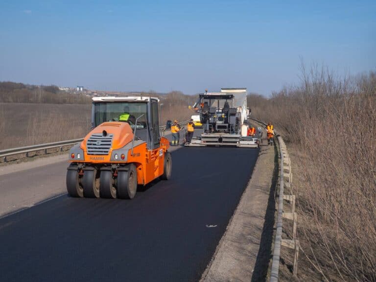 В Україні спрямують додаткові 1,5 мільярда гривень на ремонт прифронтових доріг: деталі
