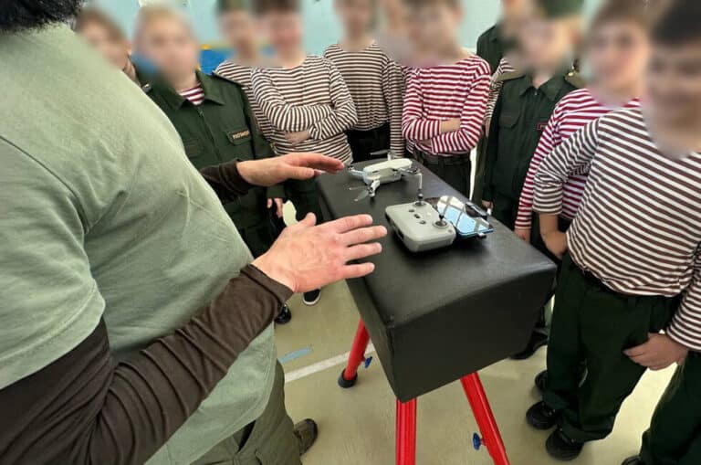 Росіяни вчать маріупольських школярів пілотувати розвідувальними БпЛА (деталі)